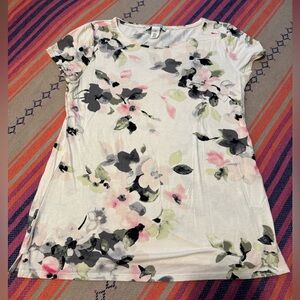 ❕EUC❕White House Market Label T-Shirt